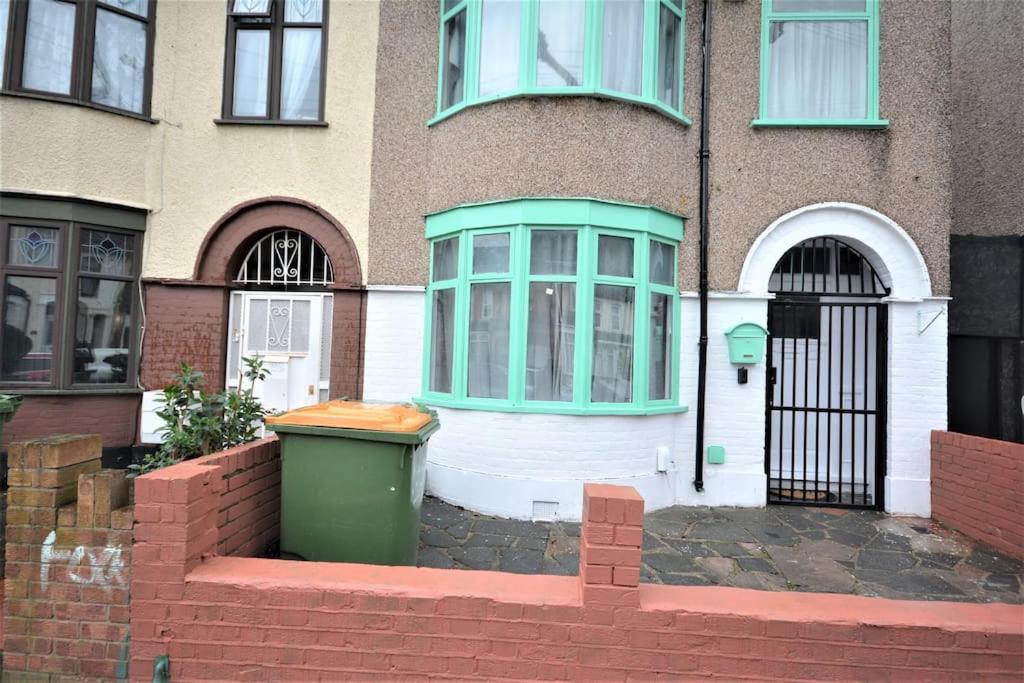 4 Bedroom House In East 런던 외부 사진